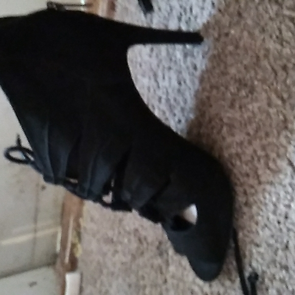 Kelly and Katie black open-toe lace closure high heels - Picture 2 of 3